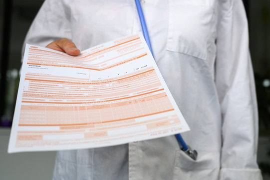 M&eacute;decin pr&eacute;sentant une feuille de s&eacute;cu