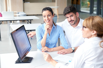 Obraz premium Financial investment advisor businesswoman consulting with young couple in the office