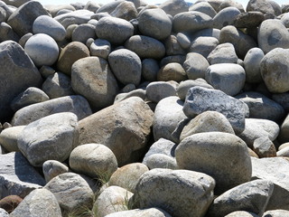 rocas de costa que forman un rompe olas en la costa de galicia