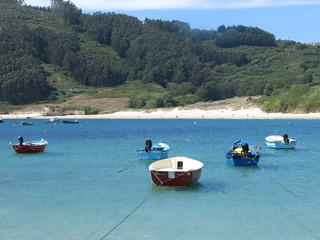botes de pesca en una playa de galicia españa