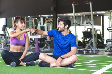 Couples are pretending to punch each other in the gym. Burn out cardio, fatburn, Gym and fitness.