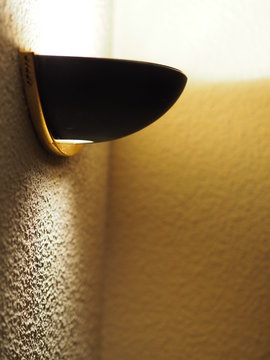 l&aacute;mpara vieja en pared con gotel&eacute; plafon de media luna
