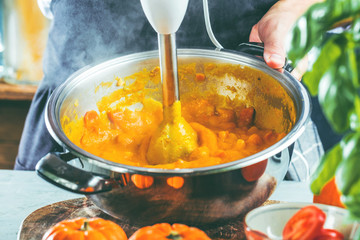 Koch mit stabmixer in der küche,Kürbissuppe zubereitung