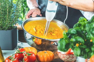 Koch mit stabmixer in der küche,Kürbissuppe zubereitung