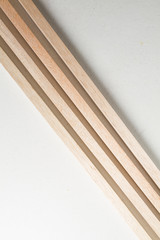 Tiras de madera cuadrada sobre un fondo blanco vista desde arriba