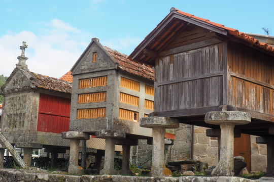 conjunto de h&oacute;rreos de inter&eacute;s tur&iacute;stico, construcciones de la arquitectura popular gallega, combarro, pontevedra, galicia, espa&ntilde;a, europa