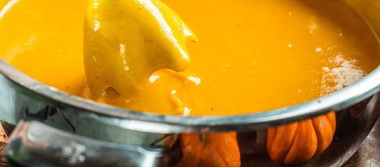 Koch mit stabmixer in der küche,Kürbissuppe zubereitung