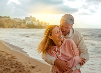 Strand paar im Herbst