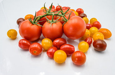 Fototapeta na wymiar Tomate et tomates cerise