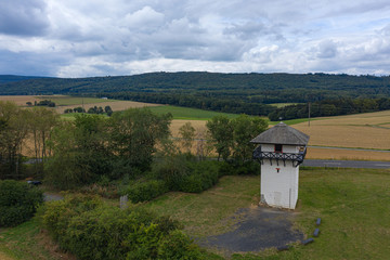 Römischer Wachturm am Limes bei Idstein/Deutschland bei bedecktem Himmel