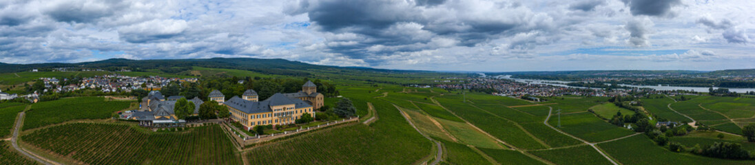 Fototapeta na wymiar Panoramaluftaufnahme der Weinberge von Johannisberg/Deutschland nebst Schloss