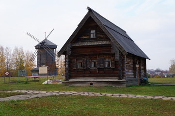 Fototapeta na wymiar old house and mill in the city of Suzdal