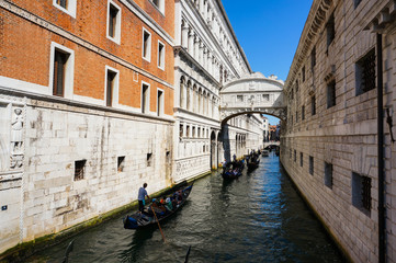 Fototapeta na wymiar view of the bridge of sighs in Venice