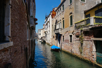Fototapeta na wymiar cozy streets of the old city of Venice