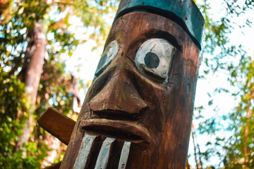 Estatuilla indigena hecha en madera