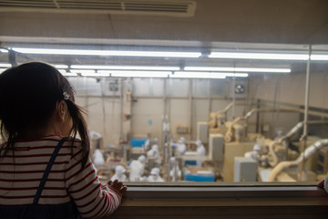 工場見学をする子供