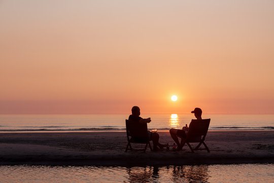 Zwei Freunde am Strand