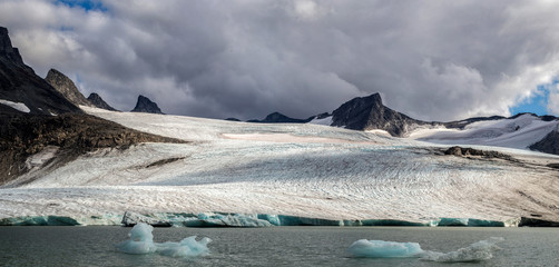 Glacial lake of smorstabbreen glacier with icebergs in jotunheimen np, norway - obrazy, fototapety, plakaty