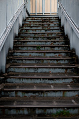 錆びた歩道橋の階段