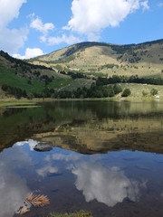 reflet dans un lac de montagne