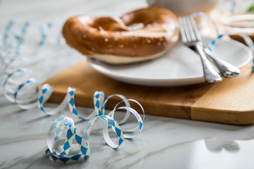 Münchener Weißwurst in Terrine mit bayrischer süßen Senf, Brezel und Butter auf Holz Brett bei...