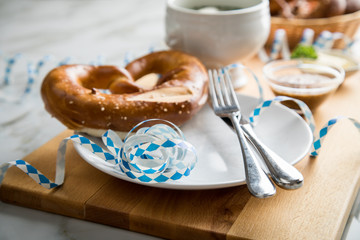 Münchener Weißwurst in Terrine mit bayrischer süßen Senf, Brezel und Butter auf Holz Brett bei...