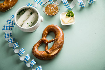 Münchener Weißwurst in Terrine mit bayrischer süßen Senf, Brezel und Butter mit Oktoberfest...