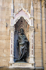 Est&aacute;tuas, bustos e medalh&otilde;es de paredes coladas a v&aacute;rias fachadas da cidade e parques em toda a Europa, obras colocadas nas ruas para embelezar as cidades.