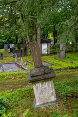 alte Stele gekippt