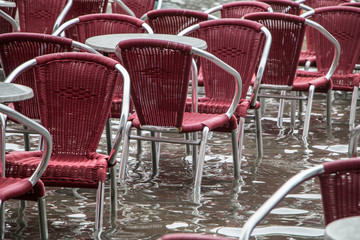 Chaises de terrasse inondées   