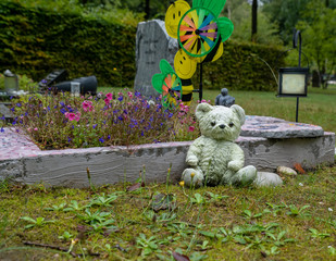 Kindergrab mit Teddybär