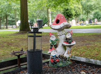 Zwerge auf einem Pilz als Grabdeko