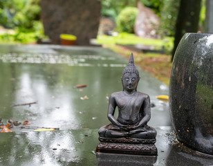 Indische Gottheit auf einer Grabplatte