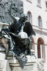 Photograph of the statue of Piero Vannucci in Perugia; in the background the palace of the province and the prefecture.