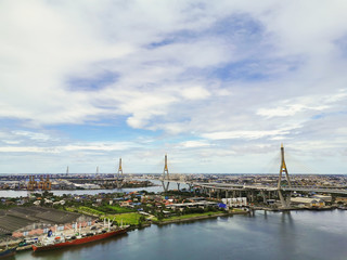 Naklejka premium Bhumibol Bridge with river, cityscape view and cloudy blue sky in the morning.