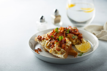 Scrambled eggs with bacon on toast