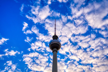 Obraz premium A view of the television tower (Fernsehturm) over the city of Berlin, Germany at sunset.
