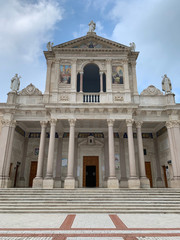 Fototapeta na wymiar Santuario di San Gabriele dell'Addolorata 