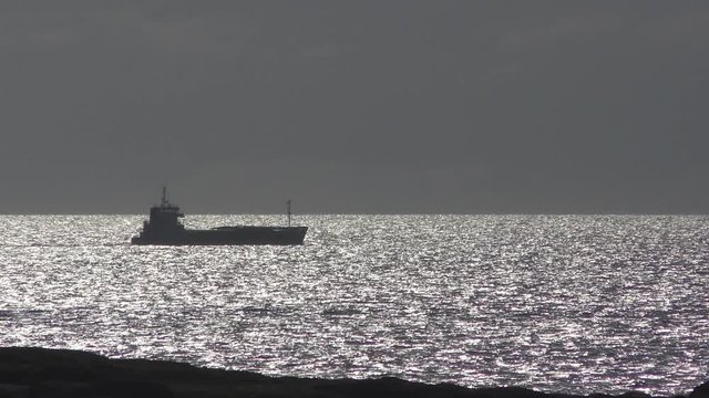 nave che attraversa - Varberg - Svezia