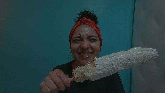  PRETTY WOMAN EATING AN ELOTE. MEXICO
