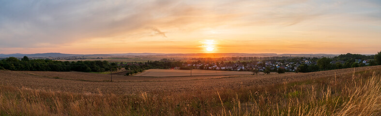 Sonnenuntergang über der Wetterau mit Blick auf Bingenheim