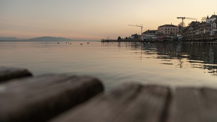 Nyon im Sonnenuntergang am See