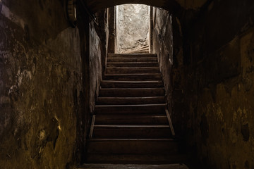 Obraz premium schody w górę, stare kamienne schody, na końcu światło