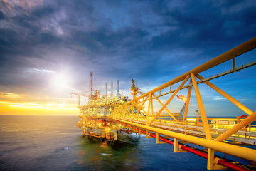Offshore oil and gas rigs are working and delivering oil and gas to the refinery industry. And transformed into energy for use in various large industries.