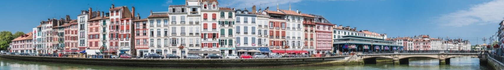 Naklejka na ściany i meble Panorama centre-ville historique et culturel de Bayonne, France