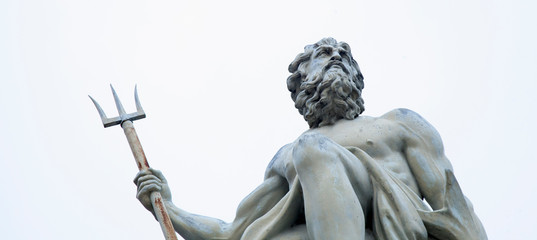 Obraz premium Potężny bóg mórz i oceanów Neptun (Posejdon) Starożytny posąg.