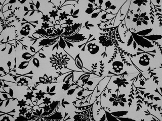 Muster mit Totenkopf un Blumen auf Stoff
