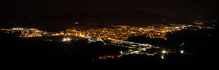 panorámica de la ciudad de alcoy por la noche