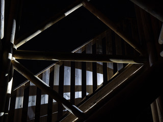 luces y sombras de unas escaleras de madera de una torre de vigilancia contra incendios
