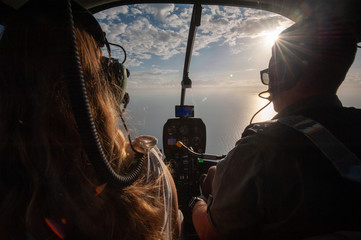 Vue depuis le cockpit d& 39 un hélicoptère au-dessus des îles Whitsunday lors d& 39 un combat contre la Grande Barrière de Corail. Éclat de soleil.